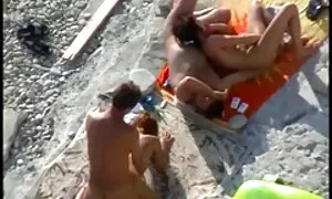 Khi một gã muốn không có nghĩa vụ tình dục, ông đã tìm thấy một lỏng chó cái trong điện thoại của anh ta cuốn sách. Có được gọi là con khốn, các chàng quyết định mình một trăm phần trăm tình dục. Một người trưởng thành và mượt mà cô được jav nhật bản không che đưa ra để hói và râu người đàn ông đầu tiên của mình trật tự. Tất cả mọi người sẽ có những phụ nữ như thế, họ không?