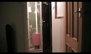 Một tình dục mẹ lo lắng chạy đến một người hàng xóm, với một người lớn, và nuông chiều anh ta với một bằng tình sex không che nhật bản với một nhẵn nhụi, cap.