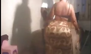 Đáng yêu chồng yêu thương yêu để ngủ. Tất nhiên, ít hơn một người ngủ, ít hơn ông già. Các người phụ nữ xinh đẹp khoát là không hài lòng với tình hình này. Để đánh thức các vụng về vội vàng, vẻ đẹp bắt đầu hương vị dương vật của mình, và rồi thay thế hắn trong các cậu bé của lưỡi. Các chàng trai cuối cùng cũng thức xex nhật không che dậy và bắt đầu chết tiệt của ông thiếu nữ. Nó có vẻ như là vẻ đẹp, sẽ sớm tìm thấy một người yêu của mình, trong khi chồng cô ấy ngủ.