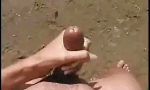 Một cô gái tóc vàng với một hình xăm trên đùi cô cởi quần lót màu xanh tự tóc vàng xec nhat ban khong che với ngón tay, đưa cô ấy đến cực khoái.