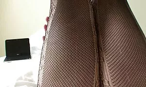 Một vận động sex nhat ban khong che viên trưởng thành lấy một mỏng sinh viên giúp cô cởi quần áo của cô và gậy một thân cây mạnh mẽ trong hậu môn của mình.