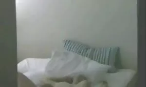 Một vẻ đẹp với một sex hoc sinh nhat ban khong che dạ dày hình xăm vớ diễn mở ngon đùi trước máy quay và ngồi trên người yêu của mình với một mẹo.