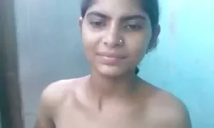 Buổi sáng, da ngăm đen, trước khi học, massage nhat ban khong che quyết định để vuốt ve nàng trên giường. Cơ thể cô trông đẹp và cô cung cấp một thủ dâm cho cô gái này.