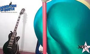 Một cô gái tóc vàng có quan hệ tình dục với hai người đàn ông cùng lúc. Các đối phim sex nhat ban vu to khong che tác xé cô ấy qua tất cả các lỗ, cùng một lúc chèn hai chân tay vào âm đạo của cô và mông.