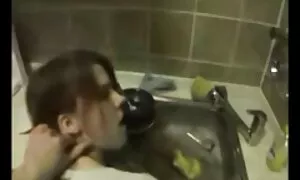 Giả, phim sẽ khong che nhat ban mà không hỏi, tiếp cận xinh đẹp của ngôi nhà và đưa con sâu trong miệng mình. Đặt các cô gái trên giường ngủ, đồ khốn bắt đầu chiên lông của các cô gái với ung thư, đưa cô trở lại và đưa cô ấy trên dương vật từ trên cao.