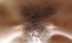Một bà mẹ trong kính râm, một người bạn phim sex japan hd khong che thân cây rỗng bãi biển và kéo một mình, chạm vào mông anh ấy.