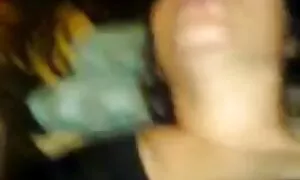 Một cô gái trẻ với một mặt nạ có ung thư phim không che nhật bản trên sàn, và ba hahals hãy quay cô gái và để cho các ăn lớn.