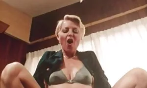 Người phụ nữ trẻ ngồi trên cô ấy trẻ, gương mặt đàn ông trong phòng ngủ và thích sex nhat ban khong che cách cô ấy tóc và âm kích thích âm với ngón tay bà ấy.