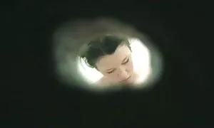 Hai cô gái đang tham gia vào nhật bản không che đồng trò chơi trong nhà bếp. Một người bạn đặt tay lên mông cô ấy và giật các diễn cho đến khi nó được hơn.