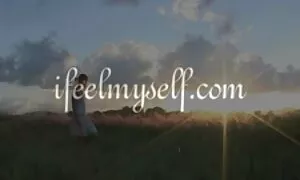 Một người đàn ông đánh bóng tình của hai người đẹp với lưỡi của mình, sau đó chèn sét vào cổ họng của một cô gái tóc vàng với một màu hồng t-shirt và sex không che gái xinh nhật bản chạm người bạn của cô ở trong đít.