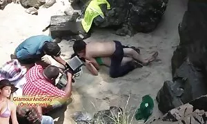 Sự quan tâm người yêu nói chuyện với hai người bạn và cung cấp cho họ một trò chơi, trong đó các cô gái sẽ chắc chắn không phải từ chối. Thực tế là các nam hỏi các chú mèo con không chỉ để cởi quần áo ở phía trước của anh ta, nhưng cũng để tổ chức một nữ dưới đó, ông sẽ tự mình gậy tốt. Các bê nhìn nhau và bắt đầu âu yếm nhau nhật bản không che và tắm cơ thể của họ với nụ hôn dịu dàng, mà họ đã bắt đầu có nổi da gà. Sớm thôi, những con búp bê quyết định đó là thời gian để họ lấy hết của họ, quần lót, cho momma kỹ năng. Các cô gái sẽ rất ấn tượng với làm thế nào mà họ có thể vuốt ve chơi với lưỡi của họ.