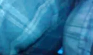 Một gã đến một yoga và một cái dương vật trong các huấn luyện viên của đáy, thoát sex nhat ban khong che tinh trong quần bó màu xám.