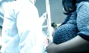 Một phụ nữ da đen với vú và một phụ nữ video sex nhat ban khong che da trắng với kính hút một người đàn ông hói là dương vật và sau đó giật nó ra với một nam.
