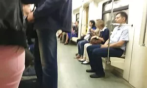Sexy hai trong đường đi dạo trên đường phố, hiển thị lớn ở phía trước của những jav nhật bản hd người và người lái xe.