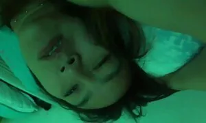 Một người đàn ông hói chạm một rám nắng mẹ trong miệng của mình trong sex japan hay phòng khách của mình. Các cô gái trẻ rên to và cùng một lúc tóc vàng.