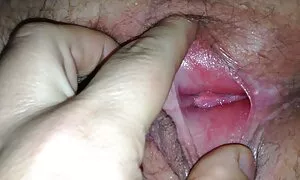 Một cô gái xinh đẹp gặp một gã làm việc trong một chiếc màu be vớ, và họ đưa nó cho cô ấy xex nhật không che đáy trên ghế sofa.