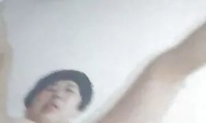 Một cô gái tóc trong một chuyến đi đến Tây ban nha đã gặp một kinh nghiệm nam, và ngay lập tức thu hút anh ta đến một khách sạn ở đâu, anh ấy ngủ trong phòng tắm và phim sex gái xinh nhật không che đánh ông ta cạo.
