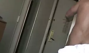 Nghiêng người da jav nhat khong che đen kiểu trên hồ bơi, anh chàng phát triển tinh với một dương vật. Và chỉ sau một miệng, các người bạn gái của mình qua đường hậu môn.