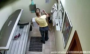 Hôm nay, một cô gái tóc vàng muốn tình dục, vì thế cô ấy bắt đầu ngồi với một mẹo nhô ra trên một dương vật. Các nhật bản không che cô gái ngay lập tức thích kem và không gây ra bất kỳ khó chịu. Của bạn là gì đầu tiên?