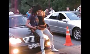 Trong sex nhat ban khong che moi nhat bãi đậu xe, một cô gái tóc vàng trong một chiếc áo khoác da việc, điều khiển bằng cách vạch trần cô. Các người đàn ông như với các cô gái trong thang máy, nơi anh ta truy cập má trước khi giao hợp.