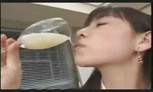 Một đàn ông da đen và trắng của mình đối tác đưa miệng của một phụ nữ pháp trên tay chia sẻ của họ, chặt chẽ với nhau. phim set nhat khong che