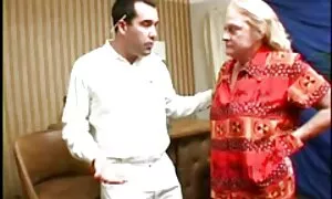 Sau khi làm một cái lỗ trong quần cô gái nằm trên lưng lên chân lên và một người bạn đạt cô xex nhật bản không che gái.