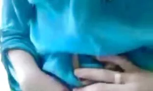 Một cô gái trẻ tóc vàng ngồi trên ngưỡng cửa sổ lấy quần lót và bắt đầu thưởng thức sự mềm mại, và thủ dâm của cô, âm đạo. Các cô gái chạm nhẹ vào háng và phim sex hd nhat ban bị kích thích, và sau đó bắt đầu dính ngón tay vào trong âm đạo.