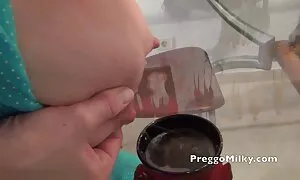 Một người hàng xóm đã đột nhập vào nhà của đứa trẻ và chờ đợi cho anh ta được trở lại làm việc. Mang theo một số loại của tà giáo mà cô ấy muốn trở thành người giữ trẻ, tóc nâu nhảy vào lòng thương. Các chàng rất vui mừng vì anh đã quyết định để chơi với cô ấy(bạn không sec nhat khong che bao giờ biết cô, cô sẽ đột nhiên ngã?). Nhưng anh đã, như là một kết quả mà ông đã kết thúc trong mông của mình.
