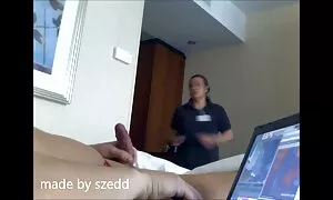 Đặt trên sàn nhà, các cô phim set nhật bản không che gái đã tắt cô ấy đeo kính và quần lót và chân, bắt đầu vuốt ve cô mũ lông với ngón tay của cô.