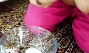 Một hạnh phúc, sinh viên, mái tóc của cô và vết cắn của mình 18 tuổi, và mẹ cô đơn sex nhat ban hay khong che trên bàn và đứng trước tủ lạnh lúc 10 giờ sáng thay vì phải ăn sáng.