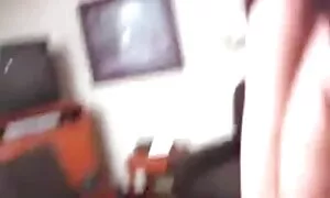 Một cô gái nằm trên sàn nhà và thang máy cô giáo, clip sex nhat ban khong che phòng với một dương vật giả màu hồng.