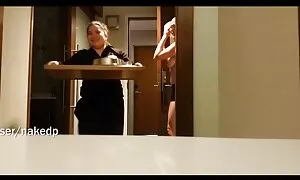 Vẻ đẹp lắc cô ấy khỏe mạnh mông phim sex massage nhat ban khong che ở trước mặt của các webcam, và sau đó các cô gái giọt cô quần trắng, cho thấy cô đáy.